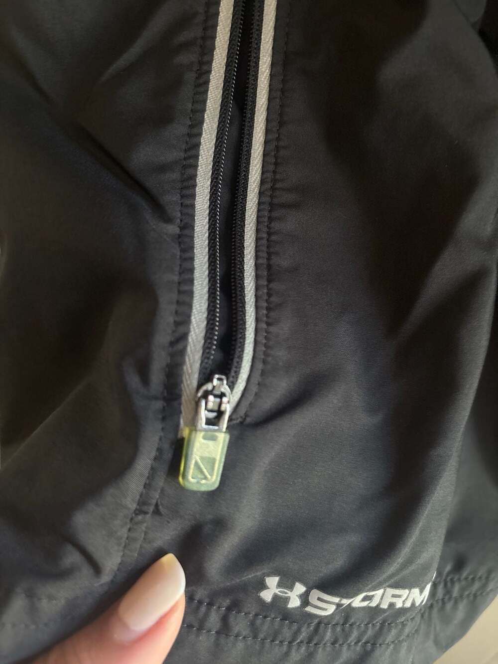 Under Armour Storm Run Full Zip Fitted Athletic Vest Size Large Black Pink - Picture 5 of 6
